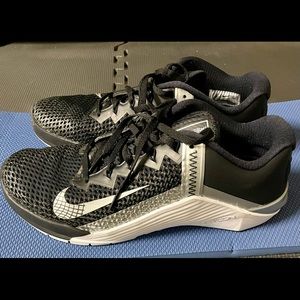 Size 10 Women’s Nike Metcon 6 black/metallic silver